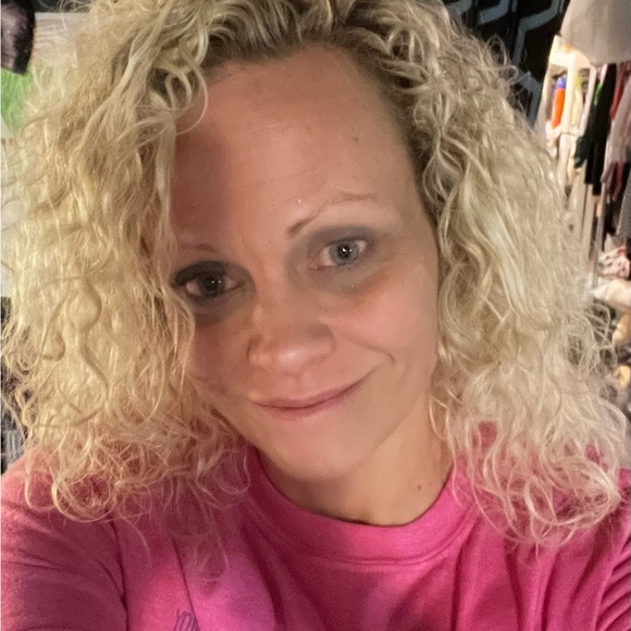 Meet your Posher, Angie - Picture 3 of 4